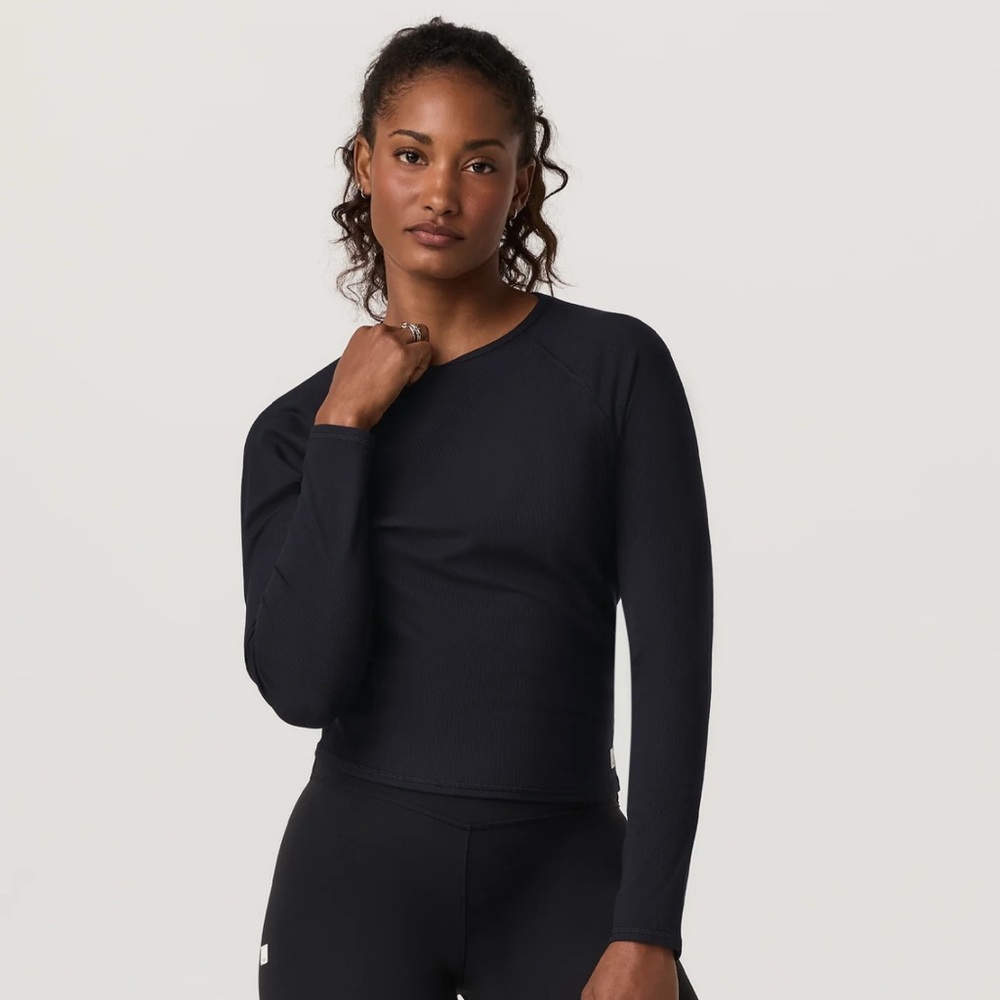 Vuori Long Sleeve Pose Crew in black